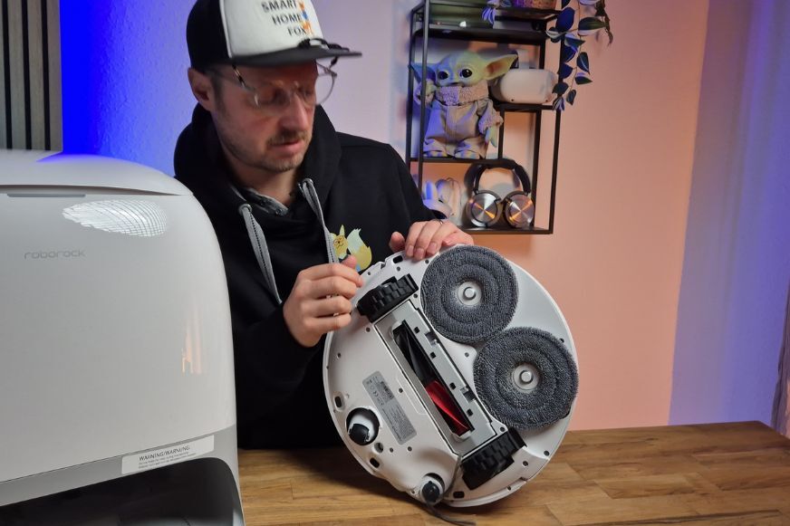 Die zwei rotierenden Wischpads des Roborock Qrevo Curv 2 Pro werden im Test gezeigt.